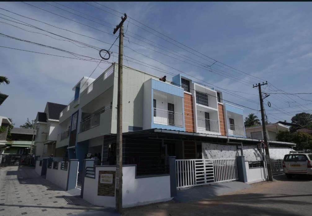 Elamkulam Penthouse - 3Bhk Ac With Kitchen - Kochi Apartment Chottanikara Exterior photo